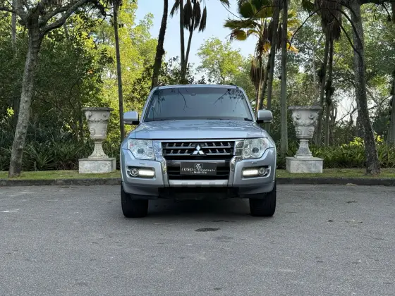 MITSUBISHI PAJERO FULL 2015