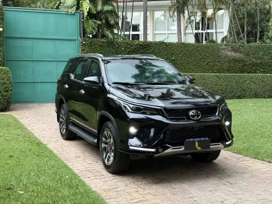 TOYOTA HILUX SW4 2025