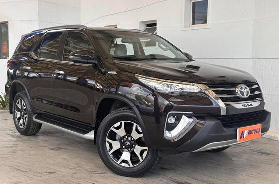 TOYOTA HILUX SW4 2019