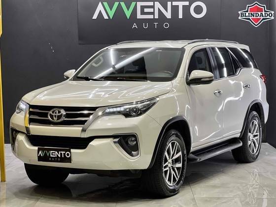 TOYOTA HILUX SW4 2017