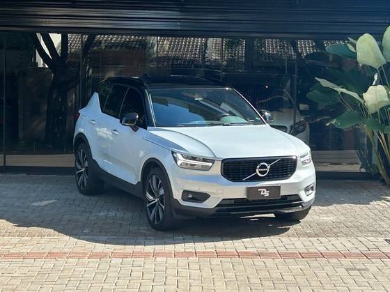 VOLVO XC40 2022