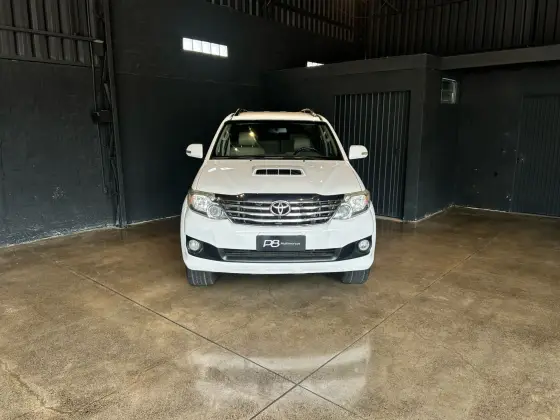 TOYOTA HILUX SW4 2013