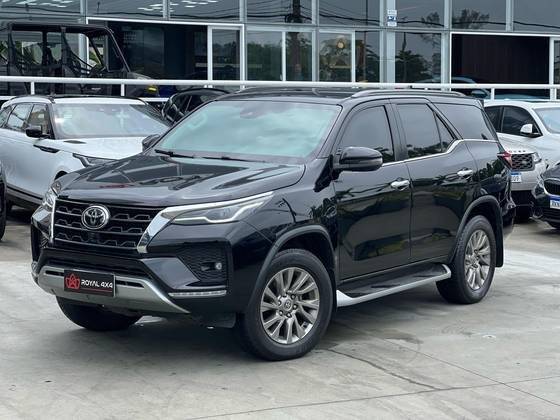 TOYOTA HILUX SW4 2023