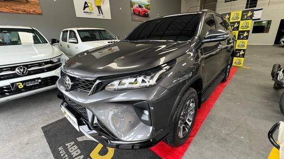 TOYOTA HILUX SW4 2024