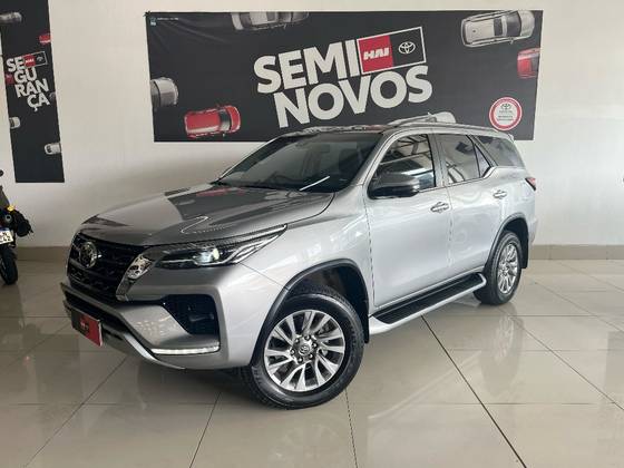 TOYOTA HILUX SW4 2022