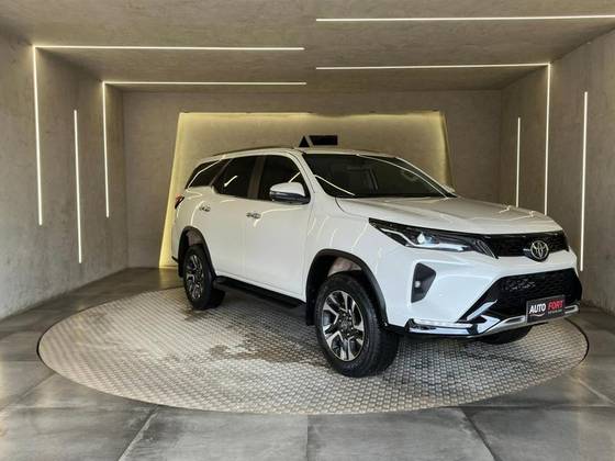 TOYOTA HILUX SW4 2024