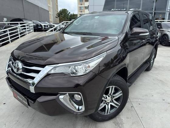 TOYOTA HILUX SW4 2017