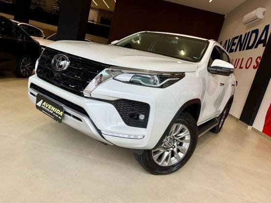 TOYOTA HILUX SW4 2024