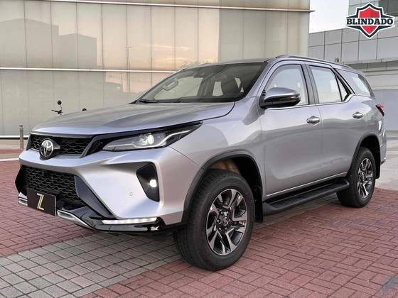 TOYOTA HILUX SW4 2025