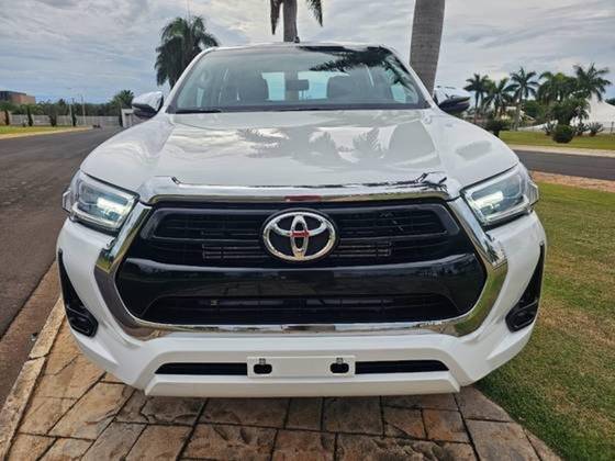 TOYOTA HILUX 2024