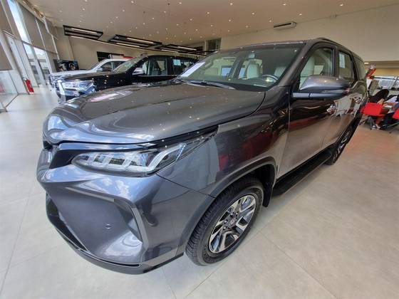 TOYOTA HILUX SW4 2025