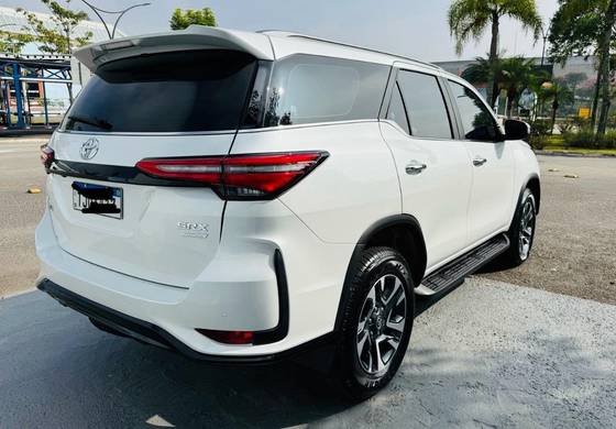 TOYOTA HILUX SW4 2024