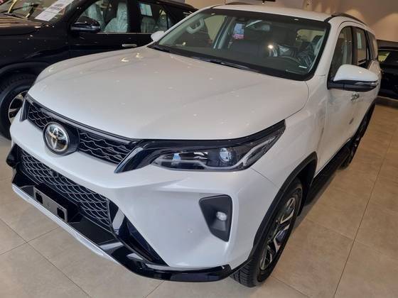 TOYOTA HILUX SW4 2025