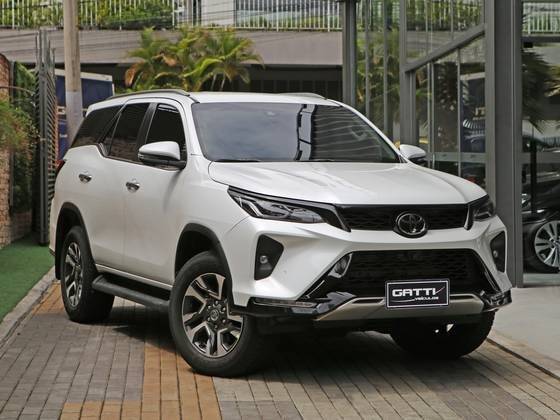 TOYOTA HILUX SW4 2025