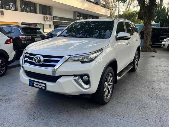 TOYOTA HILUX SW4 2017