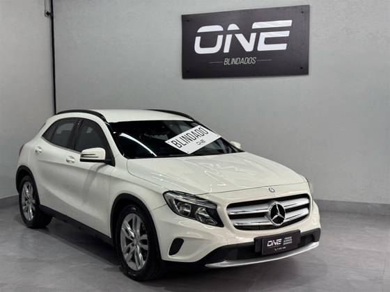 MERCEDES-BENZ GLA 200 2015