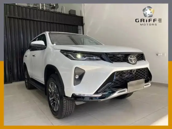 TOYOTA HILUX SW4 2025