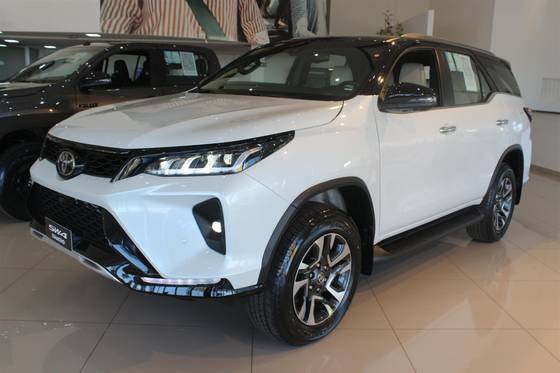 TOYOTA HILUX SW4 2025