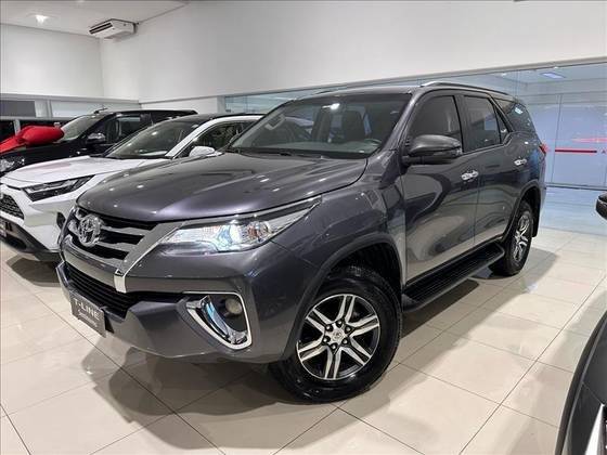 TOYOTA HILUX SW4 2019