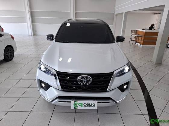 TOYOTA HILUX SW4 2024