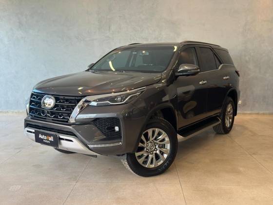 TOYOTA HILUX SW4 2024