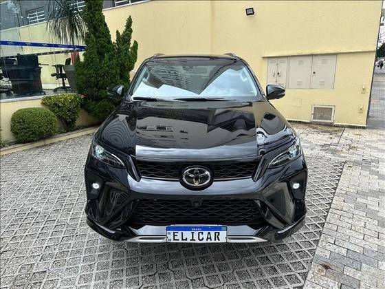 TOYOTA HILUX SW4 2025