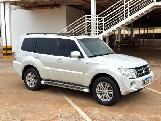 MITSUBISHI PAJERO FULL 2012