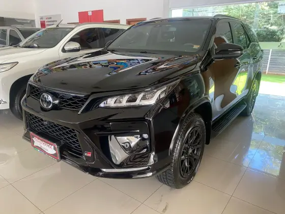 TOYOTA HILUX SW4 2023