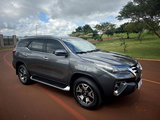 TOYOTA HILUX SW4 2019