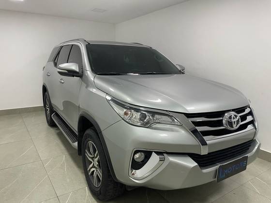 TOYOTA HILUX SW4 2017