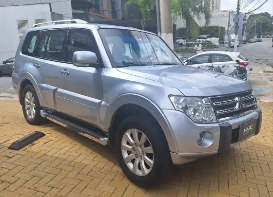MITSUBISHI PAJERO FULL 2011