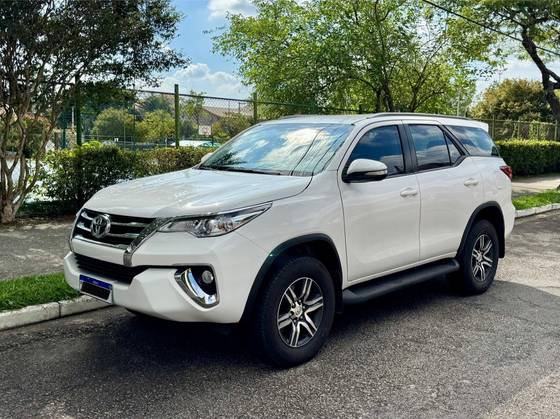 TOYOTA HILUX SW4 2017