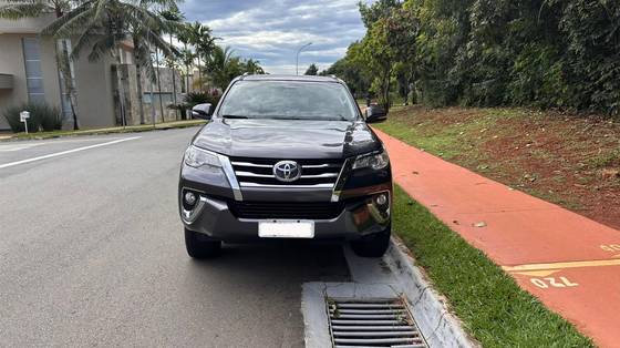 TOYOTA HILUX SW4 2017