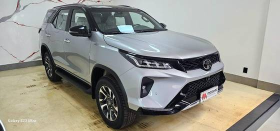 TOYOTA HILUX SW4 2024