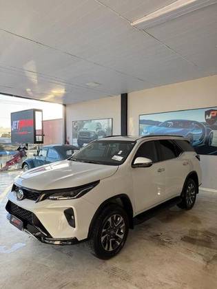 TOYOTA HILUX SW4 2025