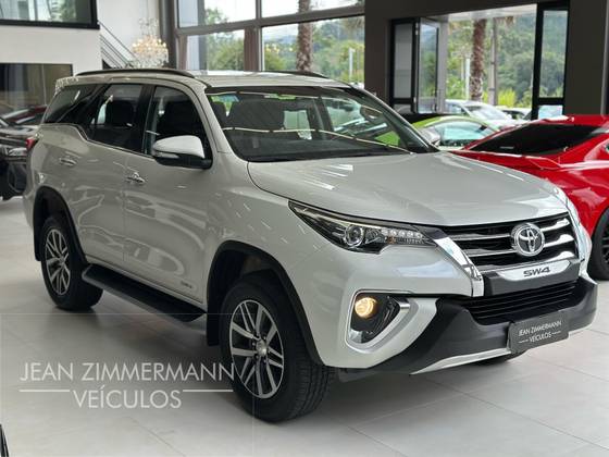 TOYOTA HILUX SW4 2017