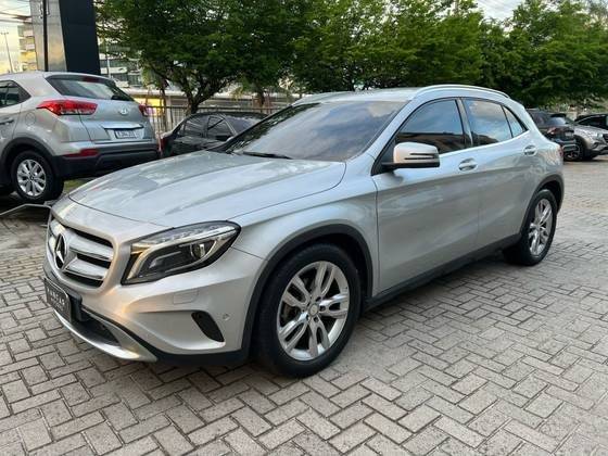 MERCEDES-BENZ GLA 200 2015