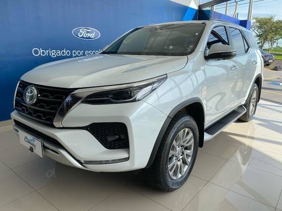 TOYOTA HILUX SW4 2024