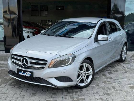 MERCEDES-BENZ A 200 2015