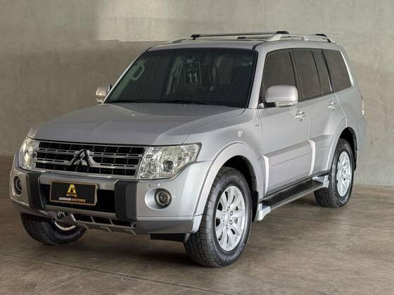 MITSUBISHI PAJERO FULL 2011