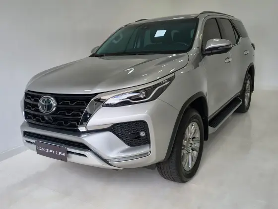 TOYOTA HILUX SW4 2024