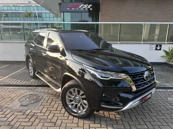 TOYOTA HILUX SW4 2023