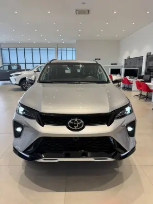 TOYOTA HILUX SW4 2025