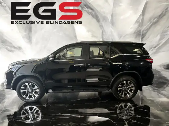 TOYOTA HILUX SW4 2025