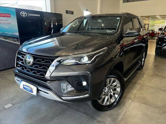 TOYOTA HILUX SW4 2024