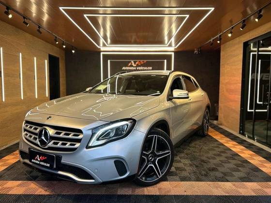 MERCEDES-BENZ GLA 200 2020