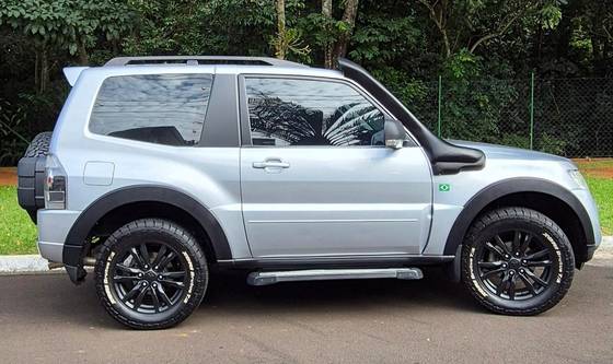 MITSUBISHI PAJERO FULL 2012