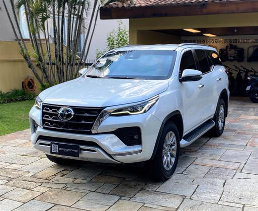 TOYOTA HILUX SW4 2024