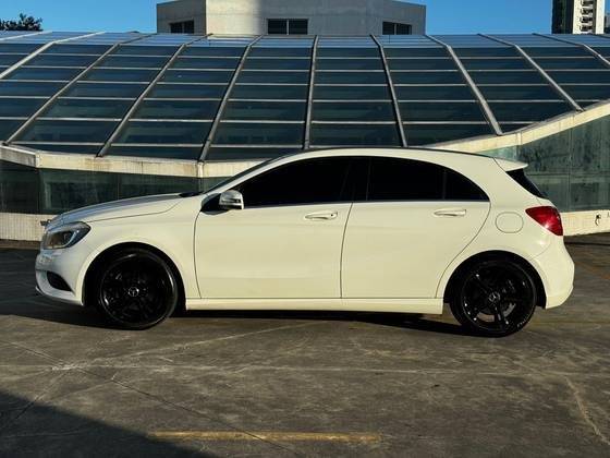 MERCEDES-BENZ A 200 2015