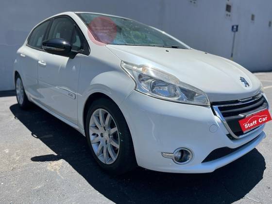 PEUGEOT 208 2015